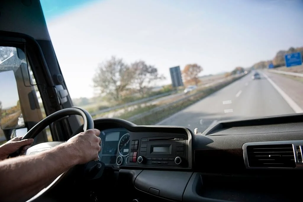 Chauffeur d'un camion de 30m3 qui conduit