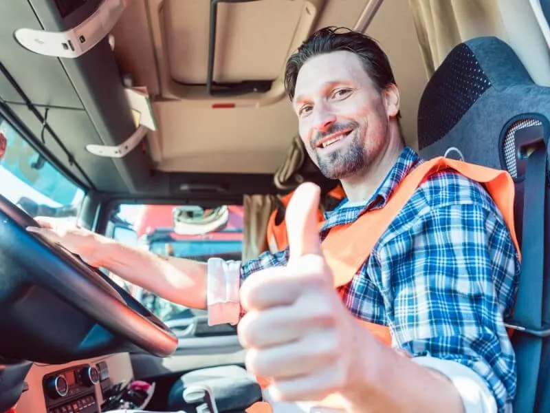 Chauffeur dans son camion de déménagement